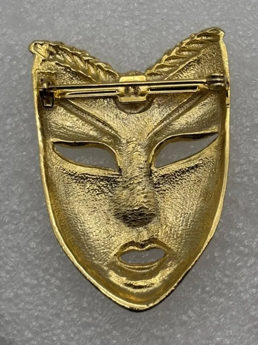 Vintage Masquerade Mardi Gras Mask Brooch Cream Black Enamel Gold Tone Unbranded